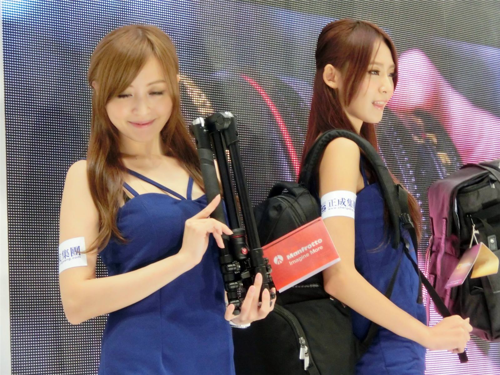 Winnie Lucy 双人合影 2013台北摄影器材展